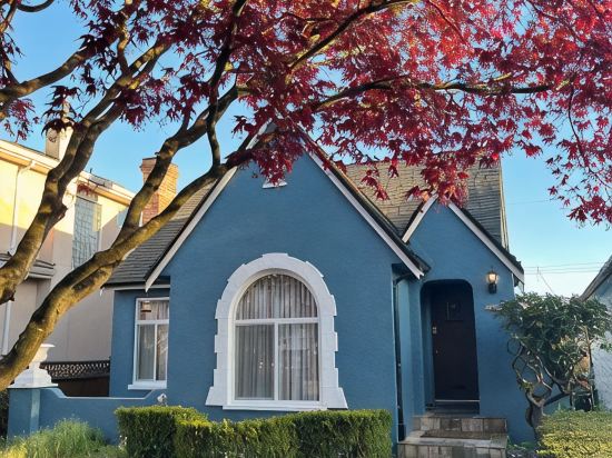 4 big bedrooms 2bathroom with tub and shower6mins to airport 20mins to downtown