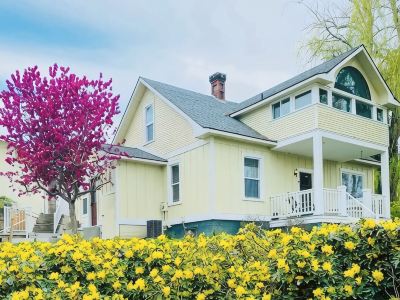 Charming craftsman 3-bedroom, home with AC and hot tub in downtown Prosser WA!