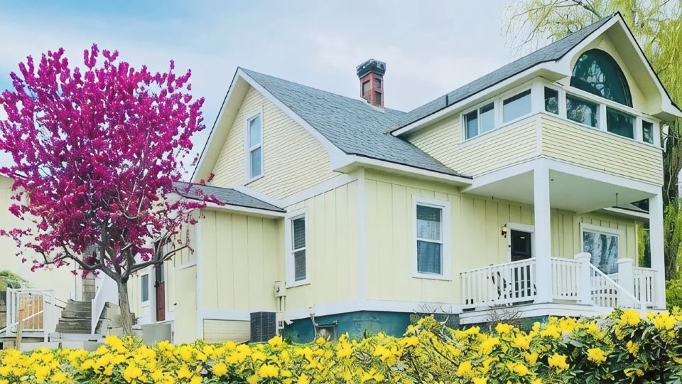 Charming craftsman 3-bedroom, home with AC and hot tub in downtown Prosser WA!