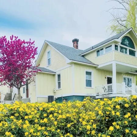 Charming craftsman 3-bedroom, home with AC and hot tub in downtown Prosser WA!