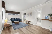 Royal Blue Haven ~ Walk Downtown Royal Oak, Game Room, Jetted Tub, Clean + Cozy - Homestays