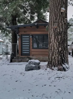 Cozy modern little cabin in Crestline - シャレー