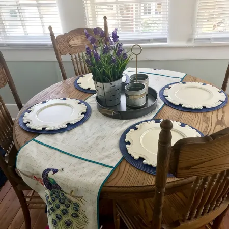 Bear House 1890, Lilly's Loft, Delightful, Upgraded amenities, Walk to Cafes
