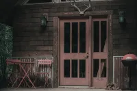The Lodge @ SkyCamp: Cozy cabin with hot tub 15min from Stevens Pass - シャレー
