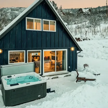 Cozy Little Cabin w/Hot Tub