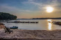 Lakefront Getaway with Stunning Western Views – Sleeps 6! - ジャグジー
