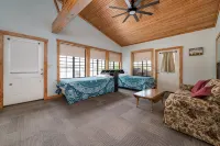 Lakefront Property with a pool & hot tub! - 3 tähden