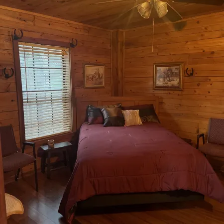 Beautiful Rustic Cabin at Enid Lake, near Grenada Lake, Sardis Lake & Ole Miss