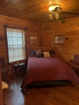 Beautiful Rustic Cabin at Enid Lake, near Grenada Lake, Sardis Lake & Ole Miss - Hytter
