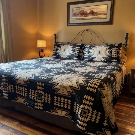 Rustic 4 bedroom cabin at Gilded Mountain, wifi, pool access, paved roads
