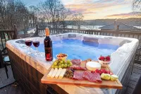 ★Lake Views ★ Hot tub ★ King Beds ★ Mins to All - واي فاي