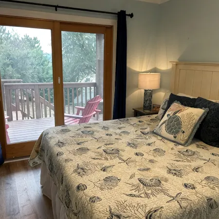Updated, cozy cottage in Duck – 4 bedrooms, in town & oceanside w/ views!