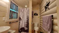 Charming Cabin with Game Room & Firepit - Gym
