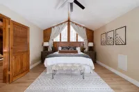 Luxury Cabin, Game Room, Firepit, Deck w/Mtn View, Trailer Parking & Family Time - balcony