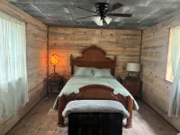 Honey Springs Cabin- restored historic cabin 12 minutes from Lake of the Ozarks - Hytter