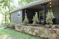 Escape to Your Cozy 2-Bedroom Cottage, Just a Hop Away from Rock City - 4-Star