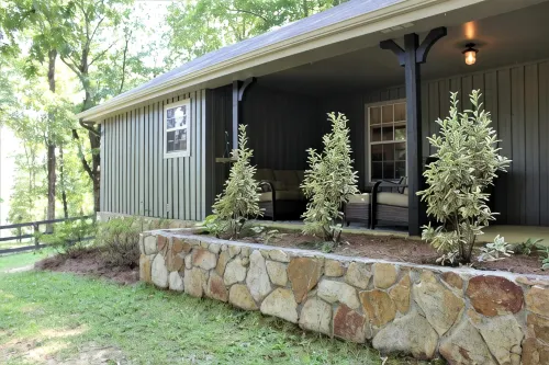 Escape to Your Cozy 2-Bedroom Cottage, Just a Hop Away from Rock City - 4-Star