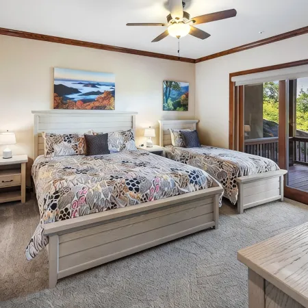 New Modern Mountain Condo with Vista Mountain Views, Large Deck, Washer & Dryer!