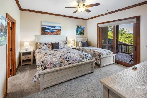 New Modern Mountain Condo with Vista Mountain Views, Large Deck, Washer & Dryer! - Gym