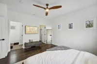 Stylish & Cozy Downtown Home ~ Yard ~ Parking + EV~ Near DTPHX attractions - บังกะโล