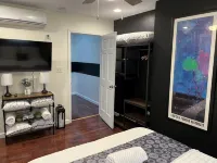 OTR!-5 Bedrooms-4 Baths-3 Parking Spots-2 Kitchens-Best House for Reunion/Groups - Bungalows