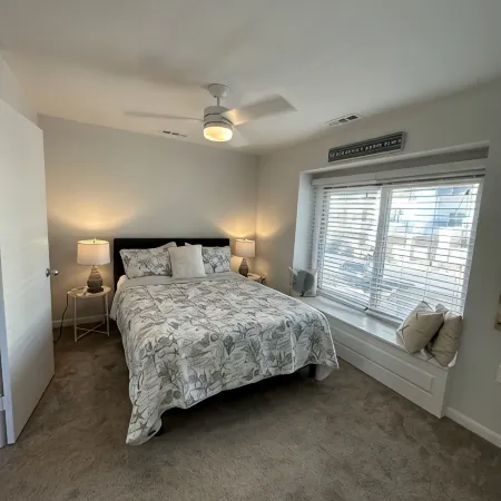 Waterfront Oasis on the Bay-Family Sized Home on the Water. 7 Min Walk to Beach!
