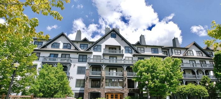 Luxury Condo*Hot Tub*Pool*Fireplace*Walk to Lifts*Near Golf Course & Fitness Ctr Hotéis em Winhall