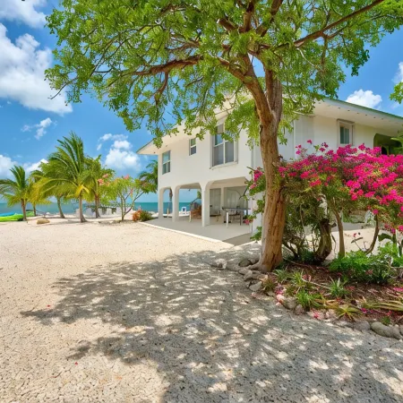 MILLION DOLLAR VIEW very private 4 bedroom resort with pool, pier, kayaks, spa
