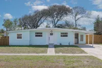 Sunshine Daydream Beach Bungalow. Walk to Beach! Great for Families! Firepit! - 2 stjerner