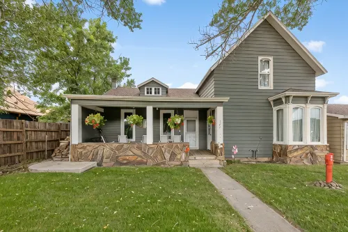 Historic Outside, Comfort Inside – Downtown Custer Retreat - Homestays