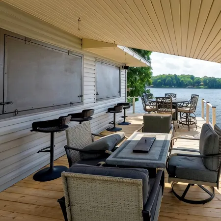 Lake Front Luxury-5 beds, 3 baths, Tiki Bar, 2 slip dock