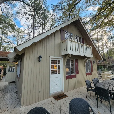 Beautiful family friendly 4 bedroom Resort Chalet with Fireplace