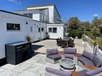 Beautiful Beach house sleep13, 5 mins to beach&Hot Tub, games room, pets allowed - 4성급