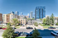 Urban Downtown Condo with Panoramic Views - Apartments