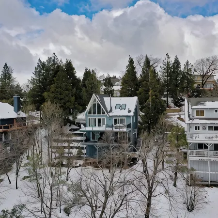 Starry Pines Chalet, Lake Views, Game Room, AC