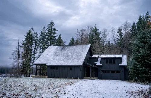 Brand New Luxury Cabin on 5 acres with Hot Tub and Game Room. Cozy and Clean. - シャレー