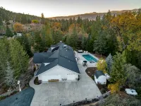 Scenic Mountain Views w/ Game Room, Pool & Hottubs - con encanto