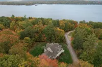 Njoy Luxury - MUST experience this exclusive and stunning lakeview home - Homestays
