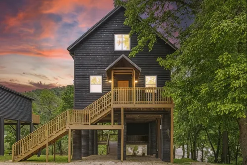 Big Riverfront Cabin #5 on the James! Sleeps 12, #5 of 5 Cabins - Alppimaja