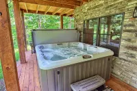 Whispering Trees Lodge , sleeps 10, 4 miles from Old Man's Cave - شاليه