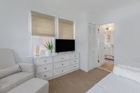 Sleeps 15, Designer Beach House w/ Yard + Porch, Steps to Beach + Parking - balcony