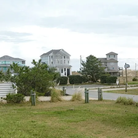 Beautiful and Spacious, 2 bed 2 full bath, pool and jacuzzi, steps to the ocean