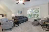 Southern Charming New Home-Mins to Beach & DT - Bungalows