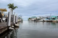 Happy Place Key Largo - Waterfront Vintage Coastal Cottage - 2-Star