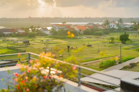 LASANTA Villa Отели рядом с достопримечательностью «Tra Que Vegetable Village»