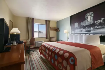 Super 8 by Wyndham Park City/North Wichita Area فنادق في Park City