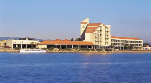 Lakes Hotel