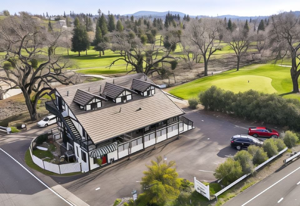 The 10th Green Inn - Housity