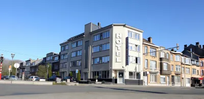 Hotel Phenix Hotel dekat Collegiale Saints Pierre et Guidon