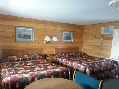 Clark's Beach Motel Hotel dekat Enchanted Forest Water Safari